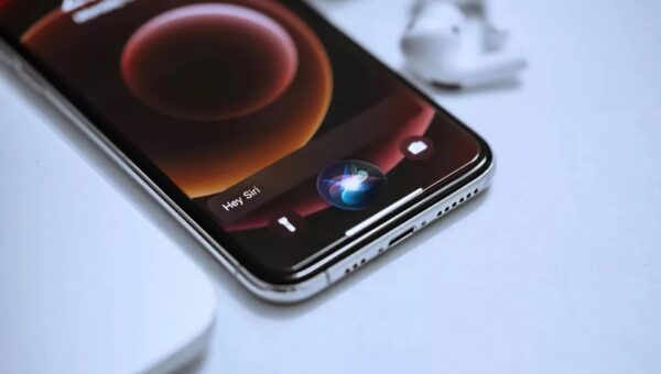 Apple có thể bắt tay OpenAI hoặc Anthropic để cứu Siri AI khỏi “chật vật”