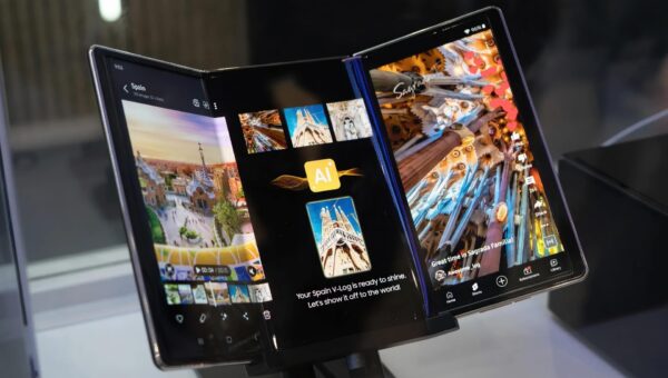 Samsung chuẩn bị ra mắt điện thoại gập ba Galaxy TriFold và kính XR vào cuối năm 2025