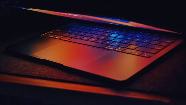 Apple MacBook Pro màn hình cảm ứng và OLED sẽ ra mắt cuối năm 2026