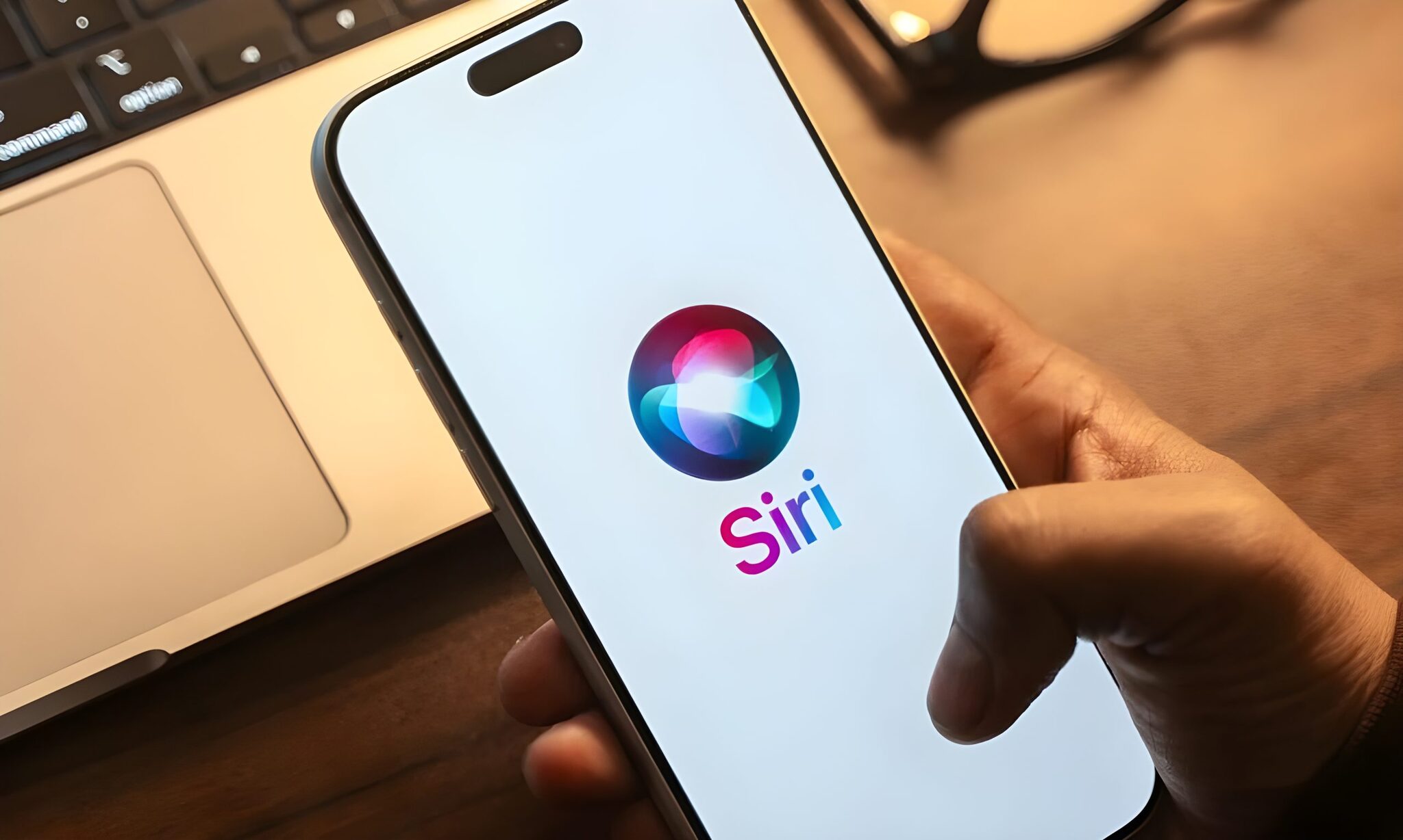 Siri iOS 27 sẽ trở thành trung tâm đa agent với Gemini và Claude