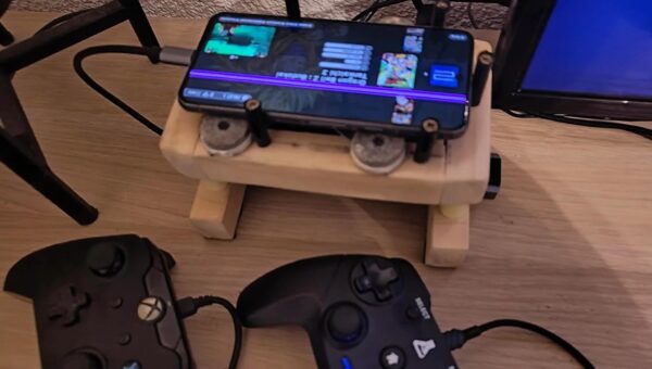 Pixel 8 hỏng được độ thành máy chơi game cầm tay có quạt tản nhiệt