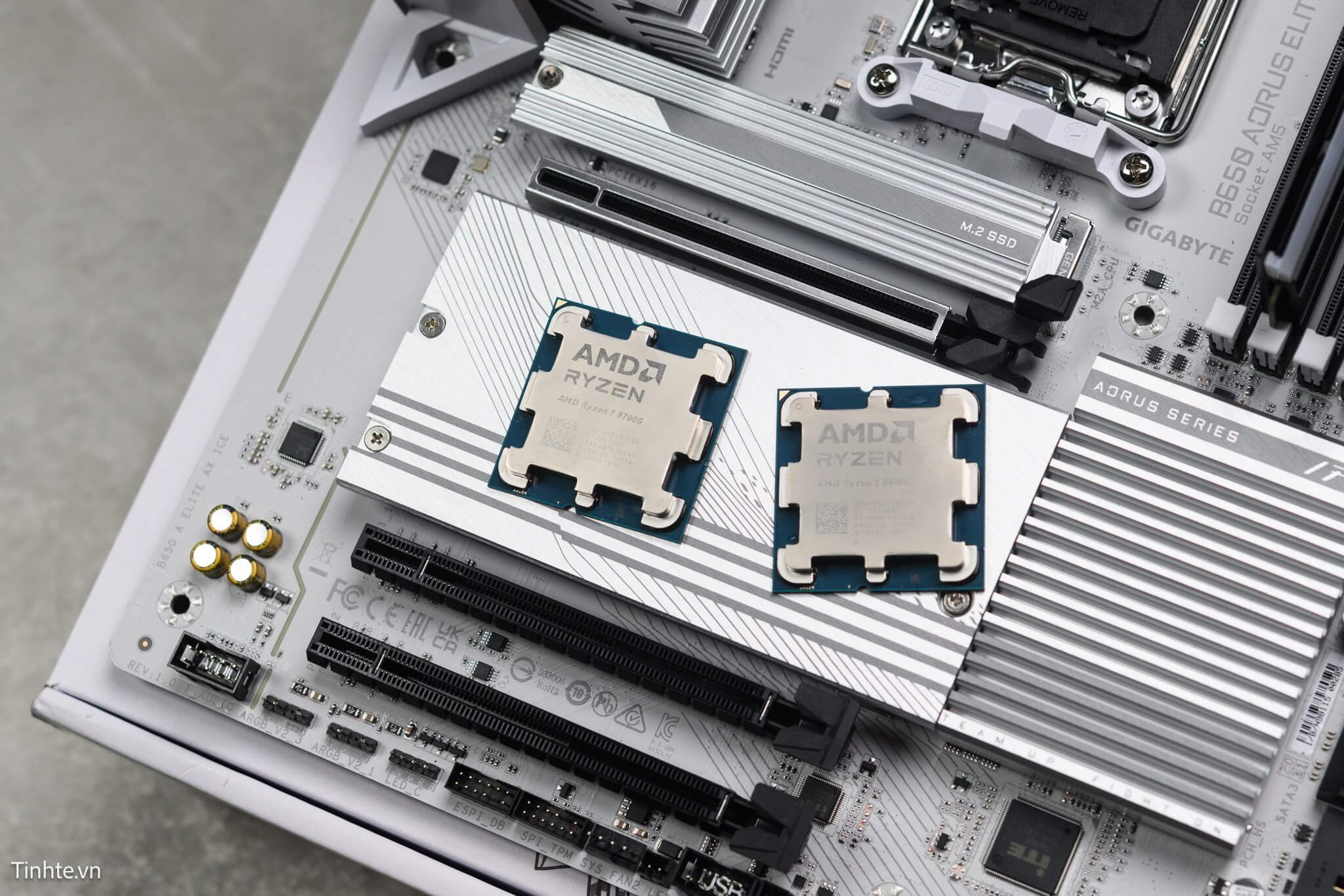 Biểu đồ thời lượng pin Zenbook S14 Arc 140V và Lenovo LOQ RTX 4050 khi duyệt web và chơi game