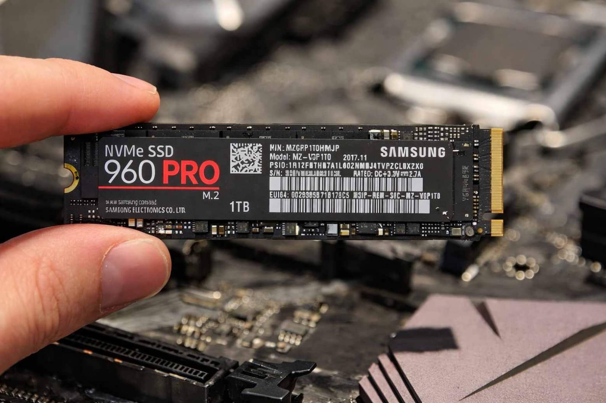 Ổ SSD NVMe M.2 2280 lắp bên trong laptop, khe PCIe và heatsink